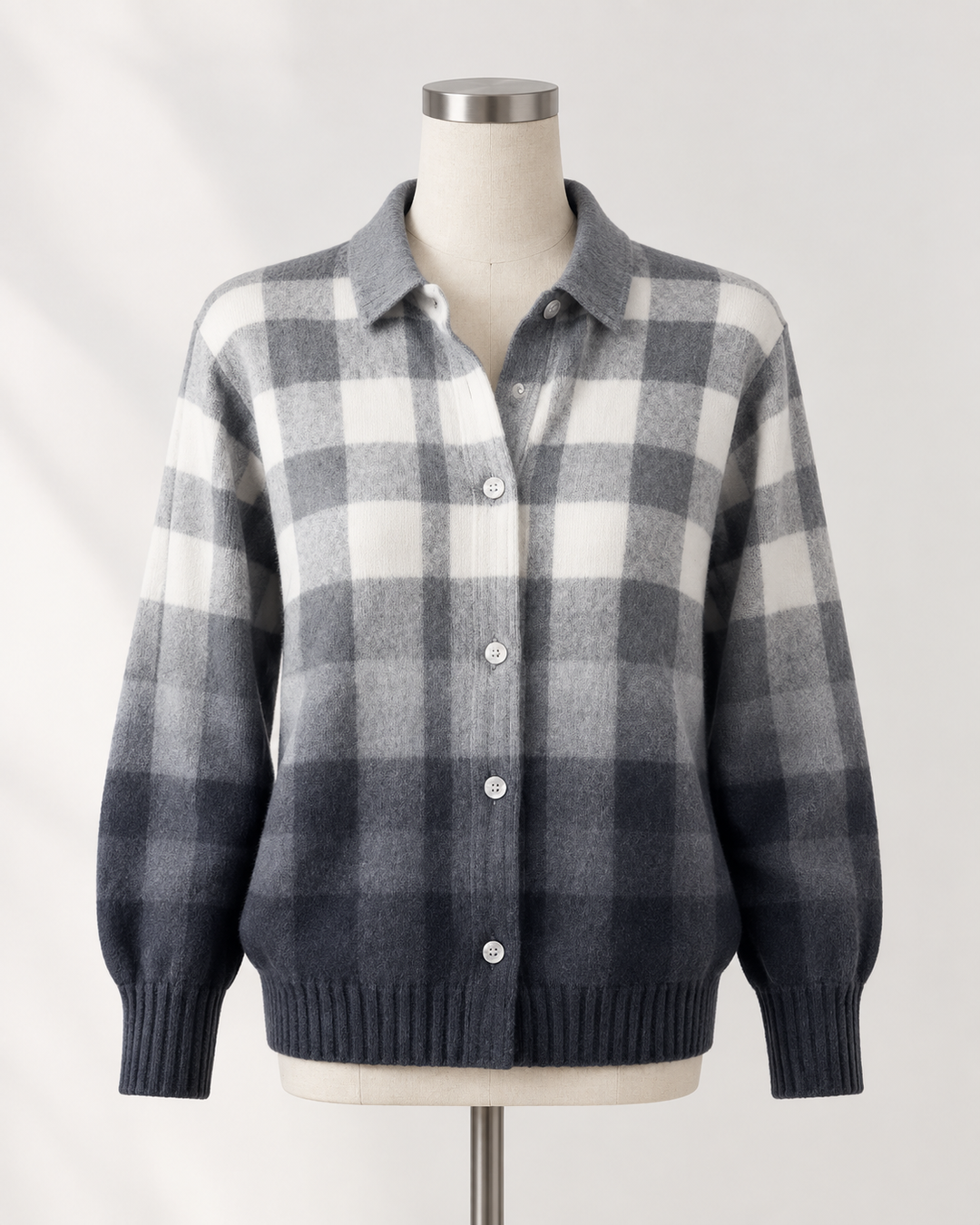 Grau-weiße Damenstrickjacke im Karomuster