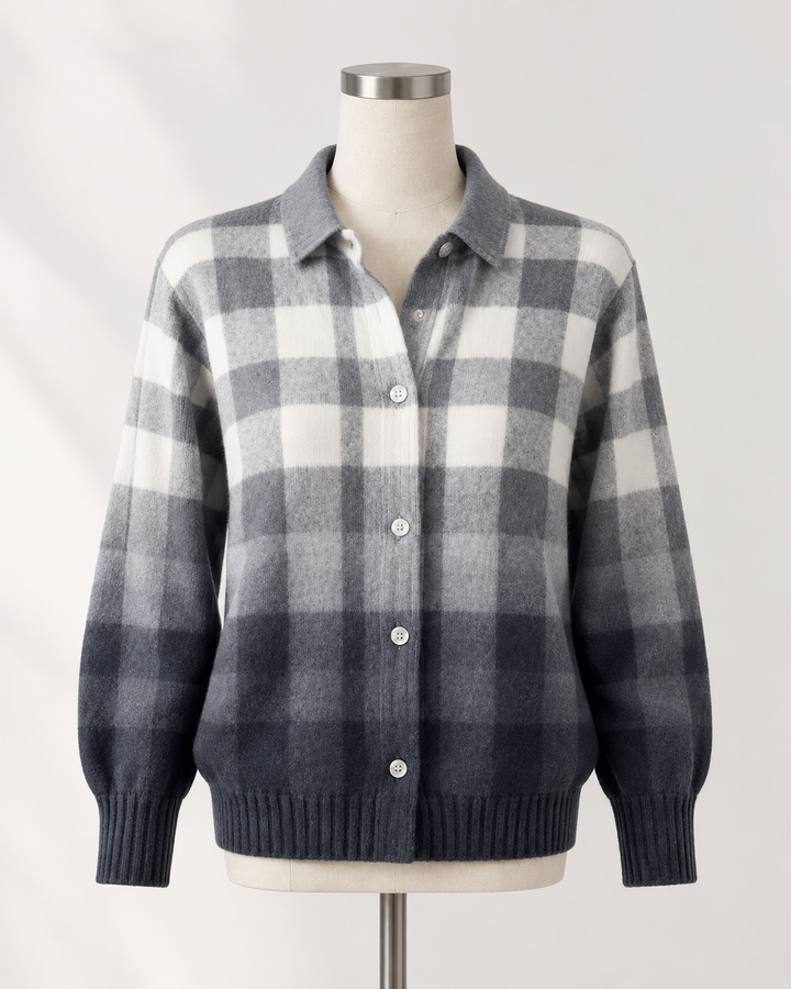 Grau-weiße Damenstrickjacke im Karomuster