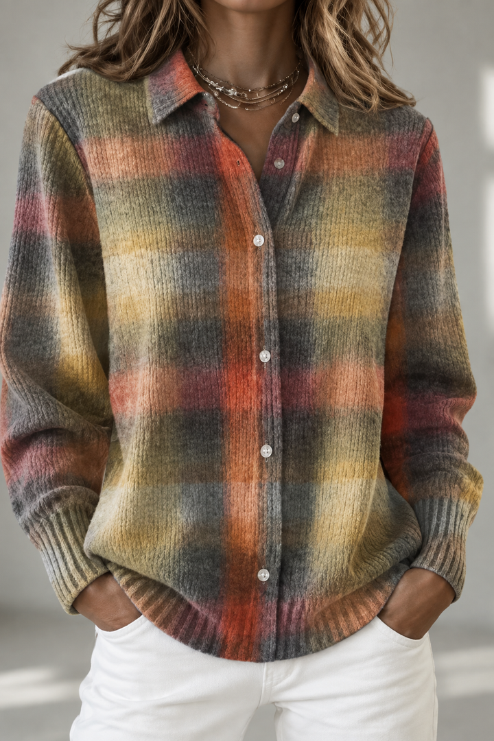 Herbstliche Damenstrickjacke im bunten Karomuster