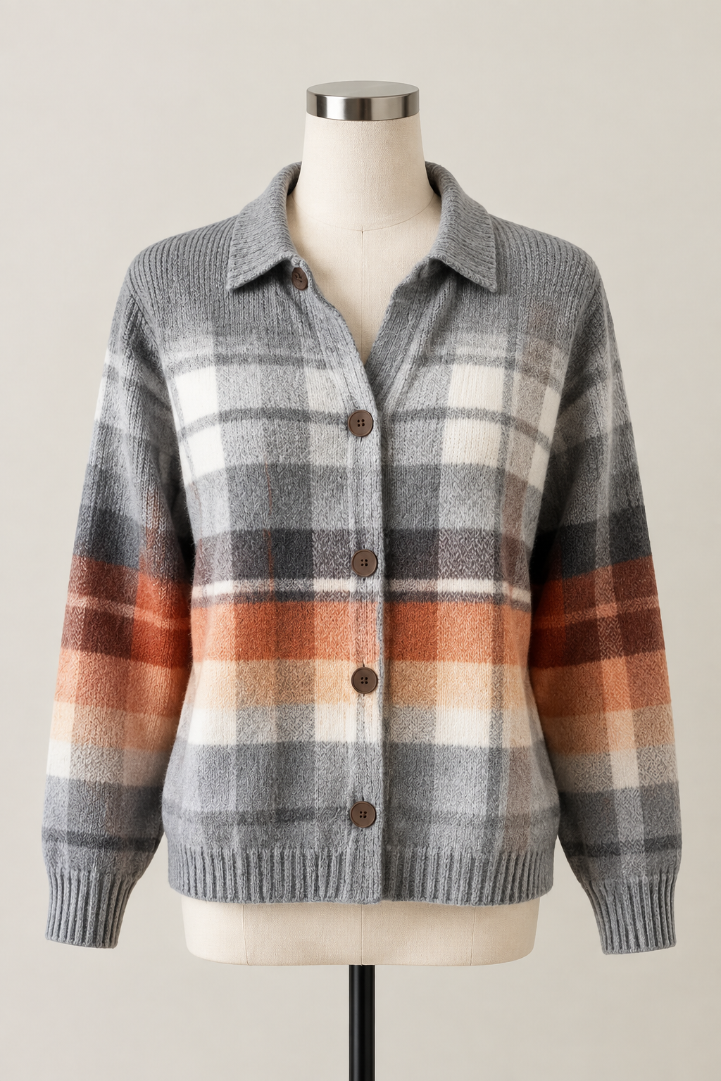 Graue Damenstrickjacke mit Karomuster und Farbverlauf