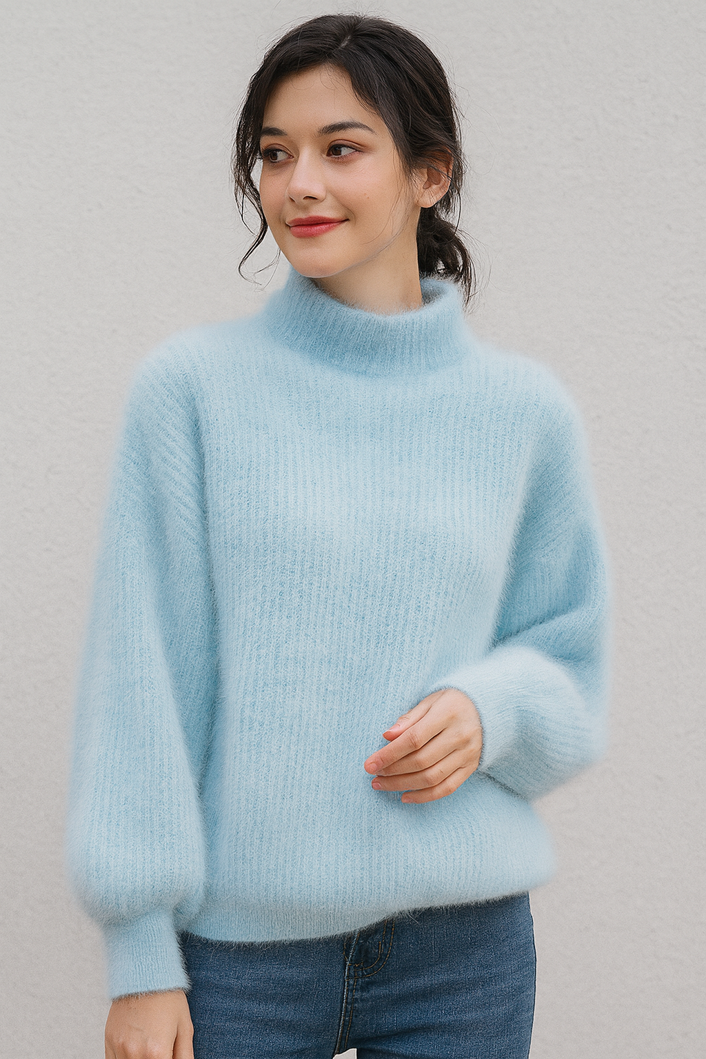 Flauschiger Damenpullover mit Hochkragen
