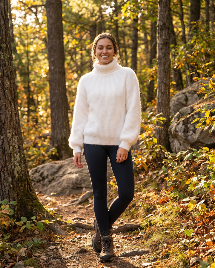 Flauschiger Damenpullover mit Hochkragen
