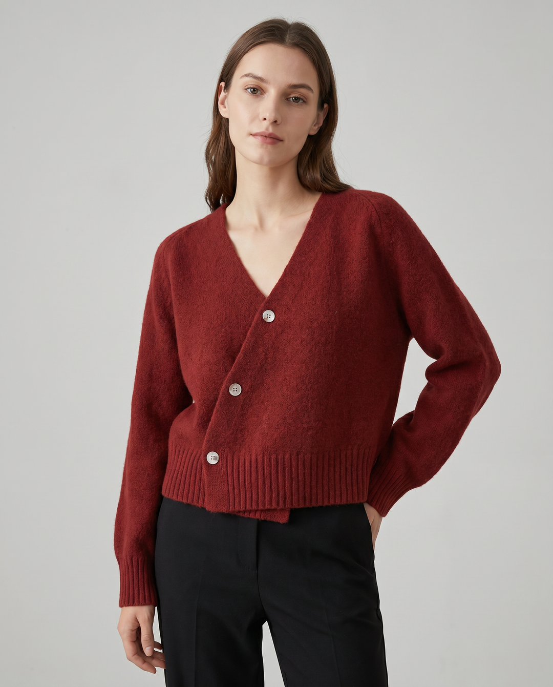 Damenpullover mit Wickeloptik und Kreuzknopf