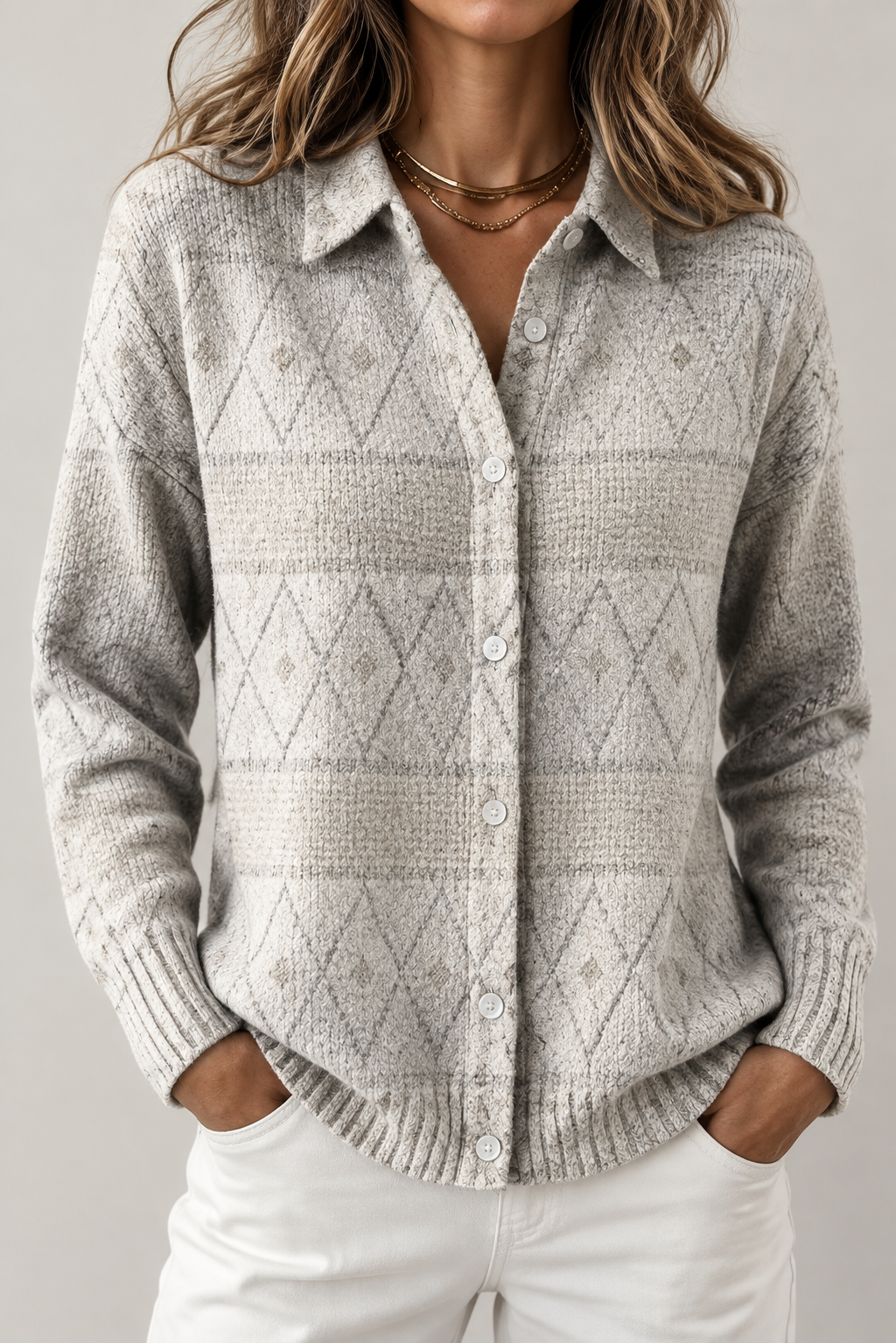 Hellgraue Damenstrickjacke mit Rautenmuster