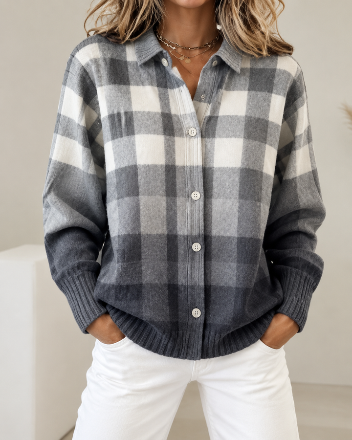 Grau-weiße Damenstrickjacke im Karomuster