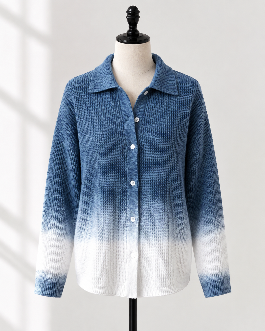 Blau-weiße Damenstrickjacke im Farbverlauf