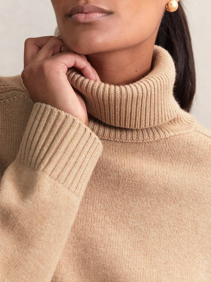 Damenrollkragenpullover in lockerer Form