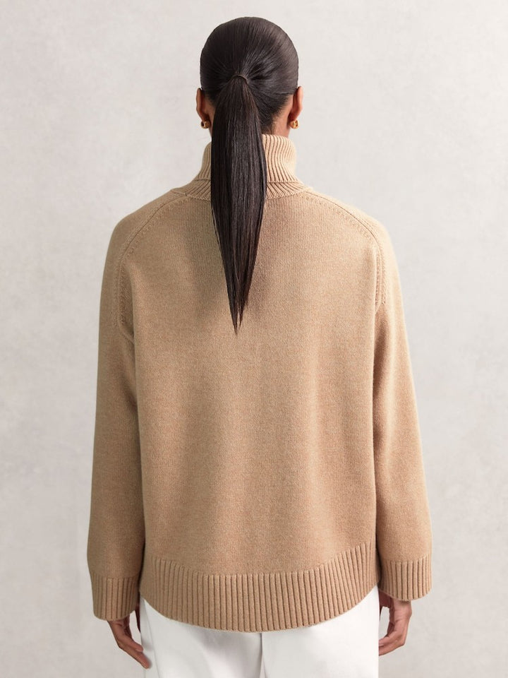 Damenrollkragenpullover in lockerer Form