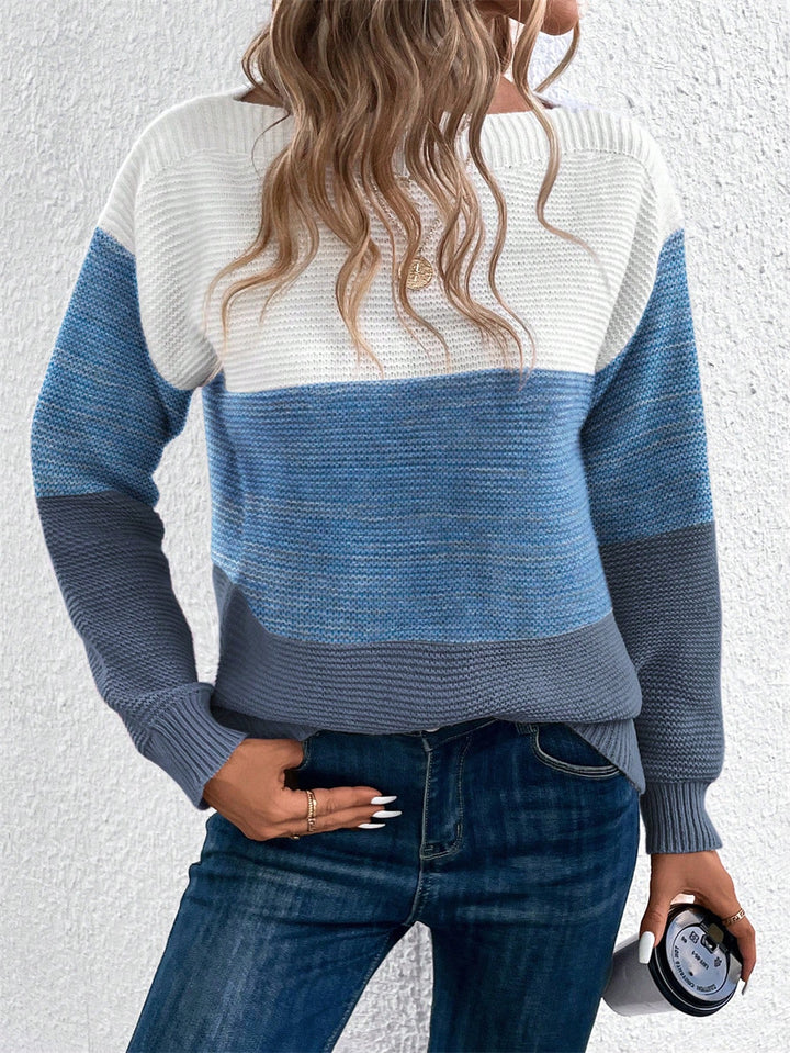 Blauer Strickpullover im Patchwork-Design